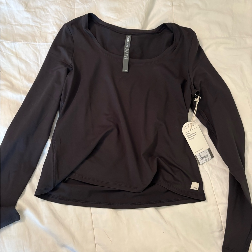 Vuori has Women's Long Sleeve Scoop Neck Top — Black